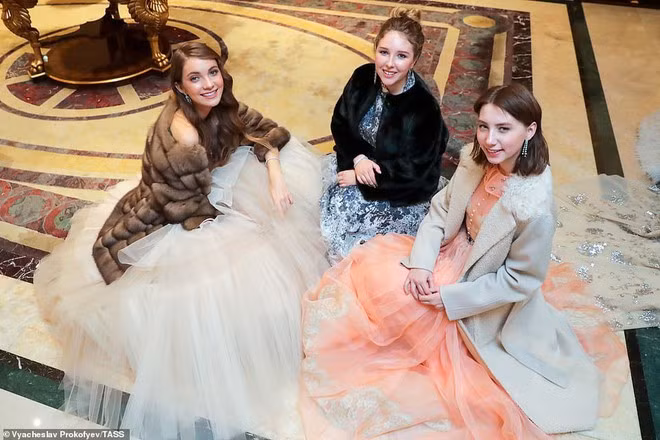 Trong ảnh là Anna Yunusova - ái nữ của gia đình Ildar Yunusov (trái), cháu gái của cựu Thủ tướng Nga Viktor Chernomyrdin Anastasia Chernomydrina (giữa) và Arina Meladze - con gái của ca sĩ Valery Meladze (phải).