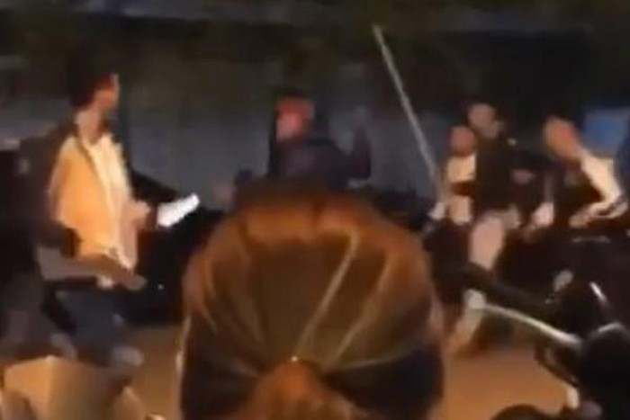 “Dàn trận”, hỗn chiến vì gái và cái kết của các “anh hùng rơm“ - Hình 3 “Dan tran”, hon chien vi gai va cai ket cua cac “anh hung rom“-Hinh-3