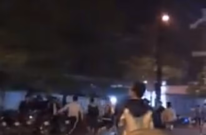 “Dàn trận”, hỗn chiến vì gái và cái kết của các “anh hùng rơm“ - Hình 2 “Dan tran”, hon chien vi gai va cai ket cua cac “anh hung rom“-Hinh-2