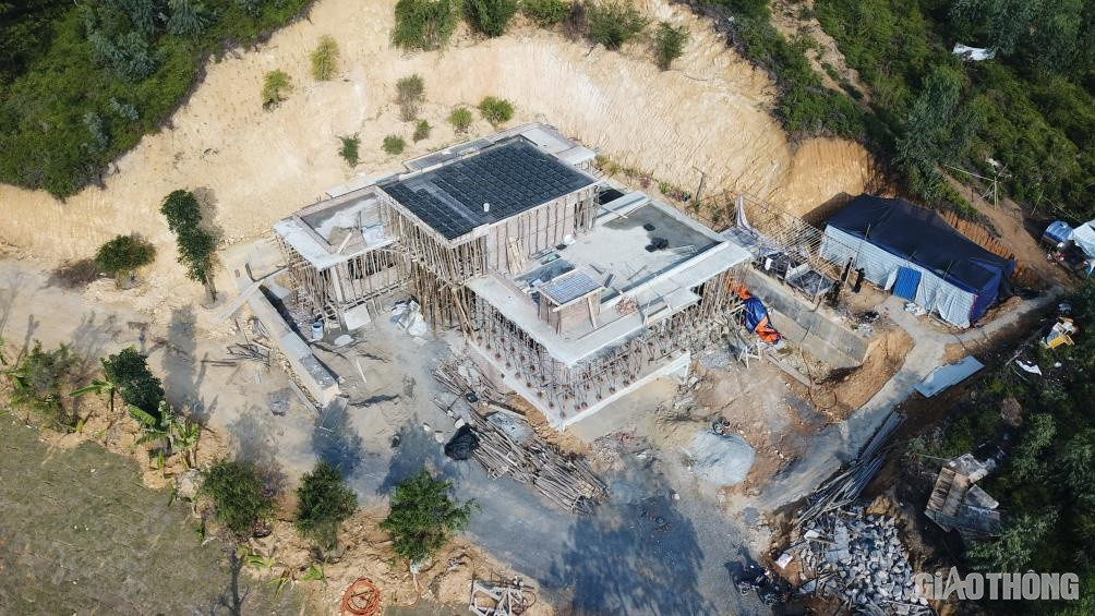 Một căn "biệt phủ" khác cũng đang dần hoàn thiện với diện tích hàng trăm mét vuông với thiết kế nhiều tầng.