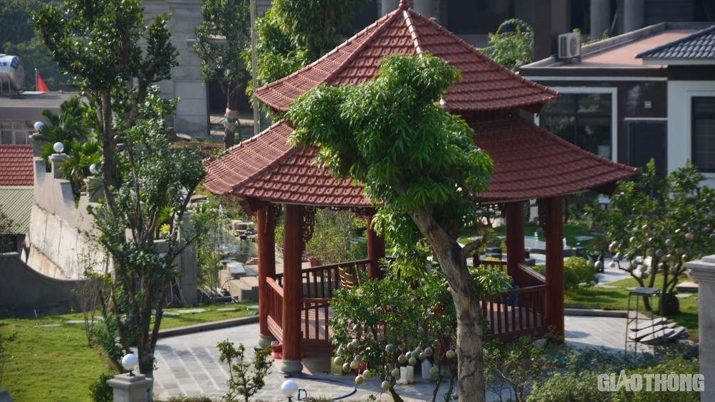 Mặc dù, PV Báo Giao thông đã đặt lịch làm việc với UBND phường Hùng Thắng ngay trong chiều cùng ngày để tìm hiểu về kết quả kiểm tra vụ việc trên nhưng chưa được lãnh đạo phường đồng ý. (Chòi nghỉ trong "biệt thự" được xây dựng theo kiến trúc xưa)