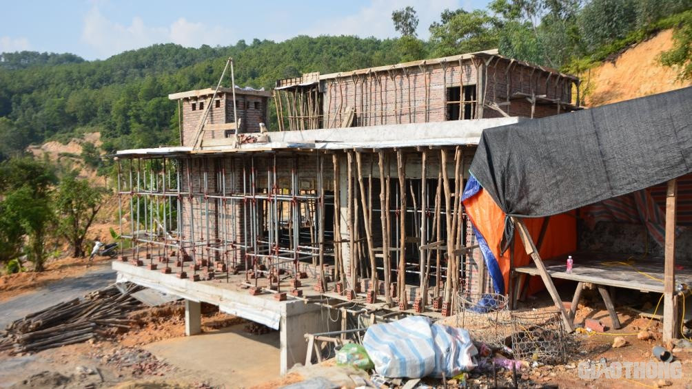 Lán trại cho công nhân xây dựng được dựng ngay sát công trình