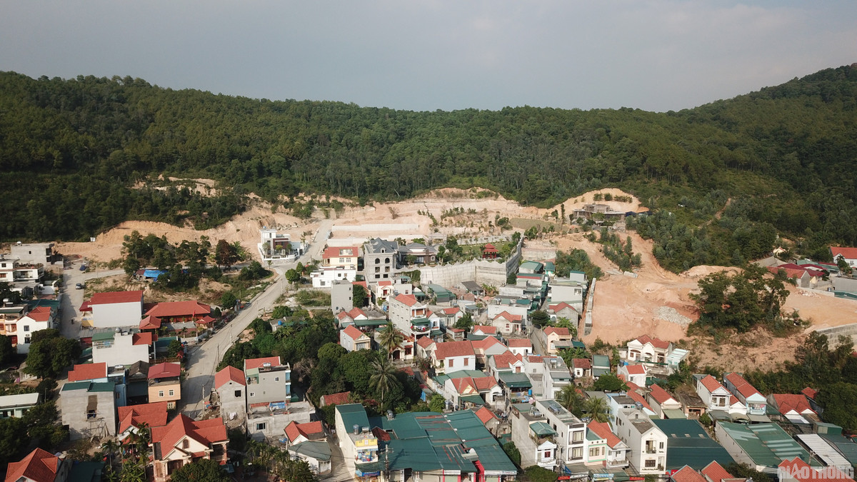 Tại tổ 9, khu 3, phường Hùng Thắng, TP. Hạ Long (tỉnh Quảng Ninh) đang có một "xóm biệt phủ" khiến không ít người dân địa phương phải trầm trồ. Nhưng sự lo lắng nhiều hơn khi những công trình này xây dựng không phép và mọc lên trên diện tích đồi rừng đã bị san phẳng. Những bờ kè của các căn "biệt phủ" cao gấp đôi mái nhà của người dân và treo trên đầu họ là những mảng đất đồi có thể sạt lở bất cứ lúc nào khi thời tiết mưa gió. 