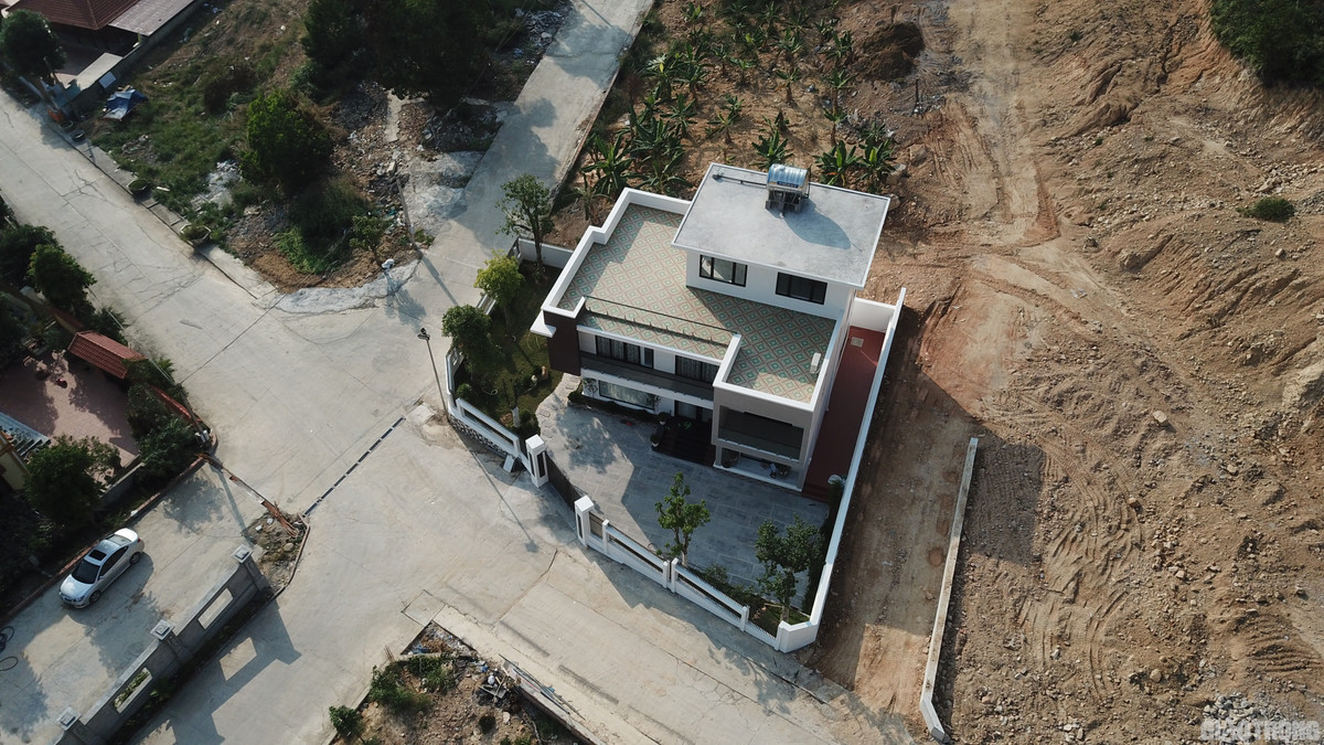 Trao đổi với báo chí, ông Nguyễn Văn Mạnh, Phó chủ tịch UBND phường Hùng Thắng thừa nhận, hiện có 3 hộ xây dựng nhà trên đồi, trong đó có căn rộng cả trăm mét vuông. Các hộ này đã tự ý xây dựng nhà khi chưa có giấy phép xây dựng và bị UBND TP. Hạ Long xử phạt vi phạm hành chính.. (Những ngôi nhà kiểu dáng "biệt phủ" tiền tỷ được mọc lên san sát)