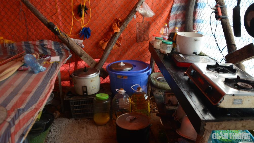 Sau khi chính quyền địa phương nhận được phản ánh về các công trình trái phép, công nhân xây dựng đã bỏ đi, để lại bếp ăn.