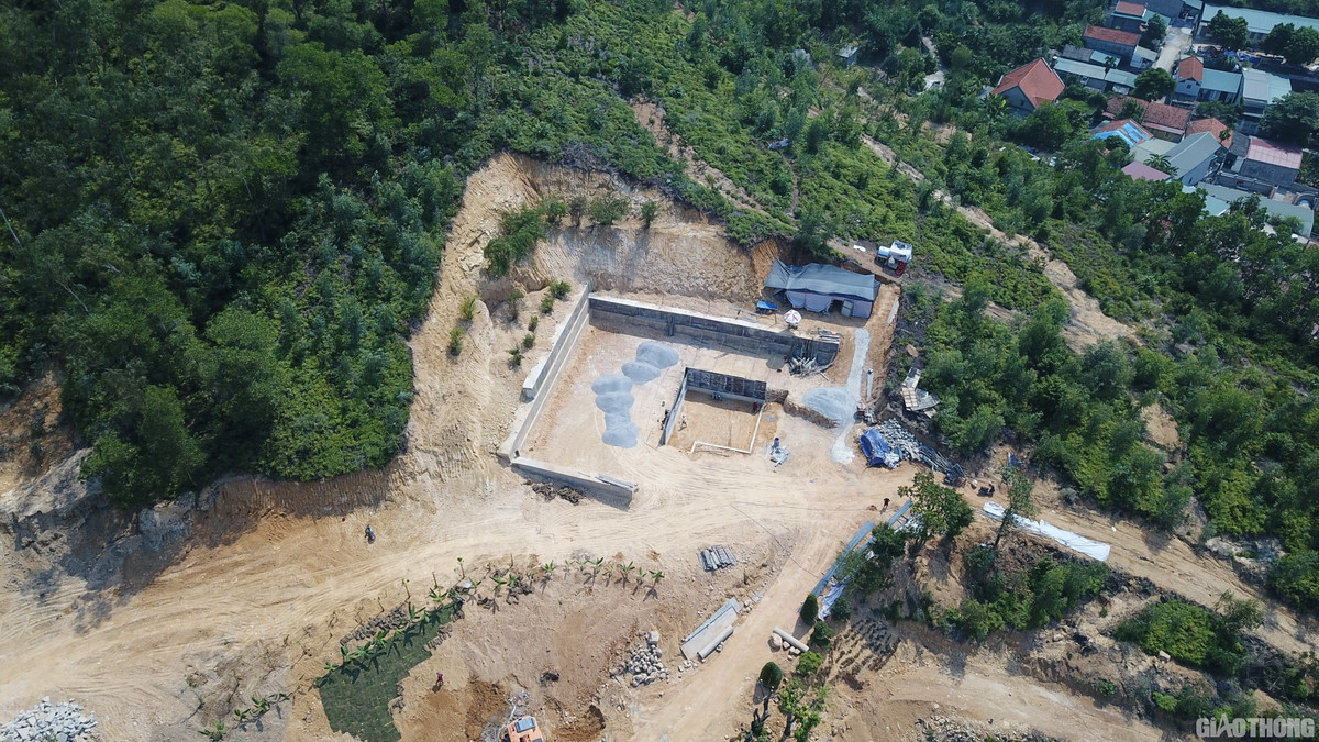 Trước đó, vào cuối tháng 9, PV Báo Giao thông đã ghi nhận hình ảnh của căn "biệt thự" này khi mới xây móng kiên cố, vững chắc. Chỉ sau 2 tháng, "bộ xương" của biệt phủ đã mọc lên trông thấy.