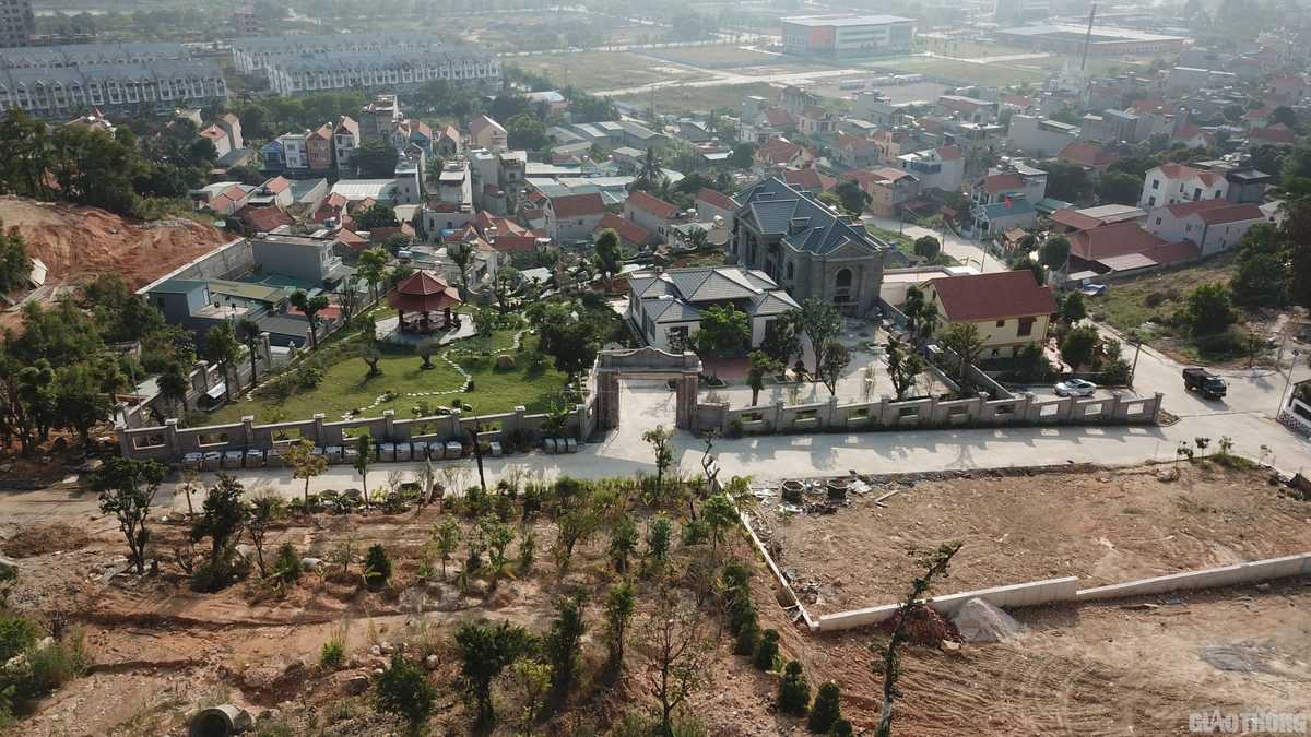 Điển hình như trường hợp gia đình bà Nguyễn Thị Mây, trú tại tổ 3A, khu 1, phường Hùng Thắng, TP. Hạ Long là chủ ngôi biệt thự rộng hàng trăm mét vuông đang được hoàn thiện dù không có giấy phép xây dựng tại tổ 9, khu 3, phường Hùng Thắng. Ngày 28/6/2019, Chủ tịch UBND TP. Hạ Long Phạm Hồng Hà ký quyết định xử phạt vi phạm hành chính đối với bà Nguyễn Thị Mây về việc xây dựng nhà không có giấy phép xây dựng với số tiền 25 triệu đồng. (Căn "biệt phủ" lớn nhất với hệ thống vườn tược, chòi nghỉ, sân sảnh được xây dựng hoành tráng)