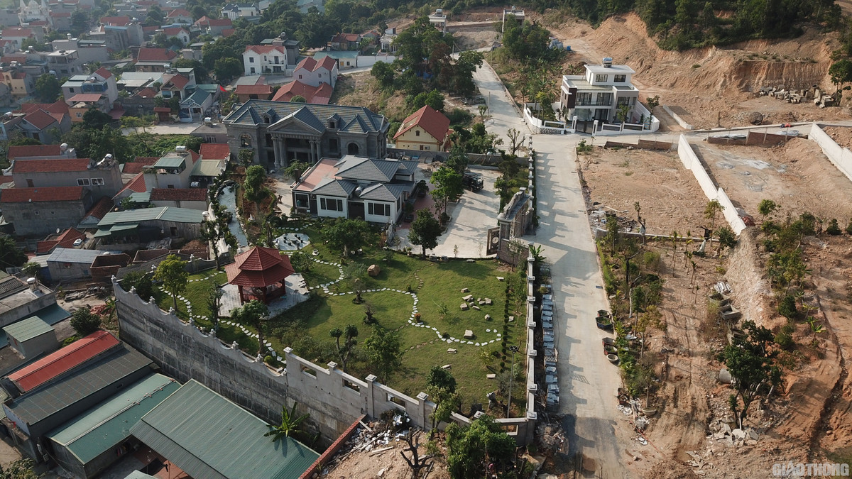 Ghi nhận của PV Báo Giao thông, chiều 21/11, lãnh đạo UBND phường Hùng Thắng đã đến hiện trường để kiểm tra việc xây dựng của các công trình trên. Đồng thời, tổ chức cưỡng chế, phá dỡ, tạm giữ một số công trình trái phép. (Bờ kè và tường ngăn của "biệt phủ" này cao gấp đôi mái nhà của các hộ dân sinh sống xung quanh)