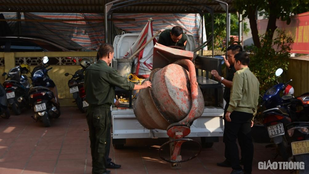 Những thiết bị phục vụ công trình trái phép bị UBND phường Hùng Thắng tạm giữ.