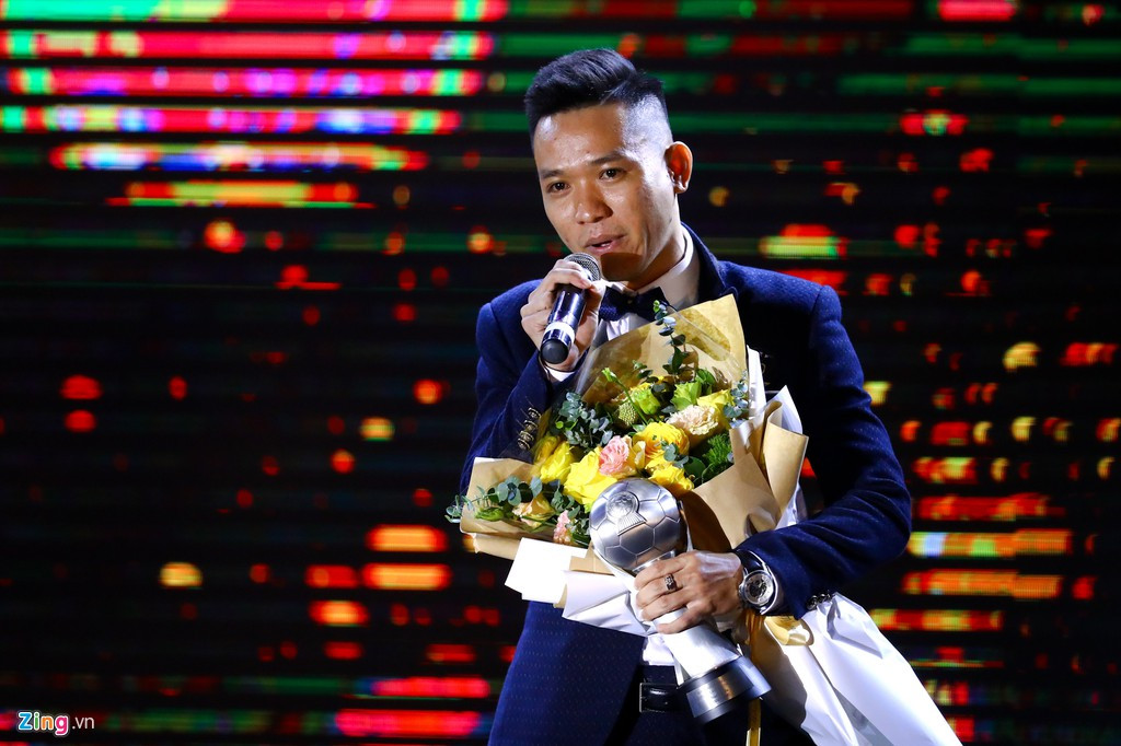 Dù vậy, bóng đá Việt Nam giành chung cuộc 7 danh hiệu, trong đó có 3 tới từ đội hình tiêu biểu. Các danh hiệu khác là đội tuyển nam, HLV nam, cầu thủ nam và cầu thủ futsal hay nhất của Trần Văn Vũ (ảnh).