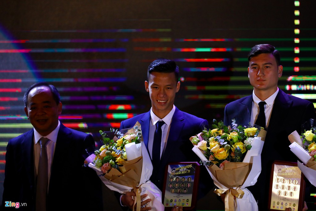 Anh cùng với hai người đồng đội Quế Ngọc Hải (giữa) và Đặng Văn Lâm (phải) là những tuyển thủ Việt Nam góp mặt.