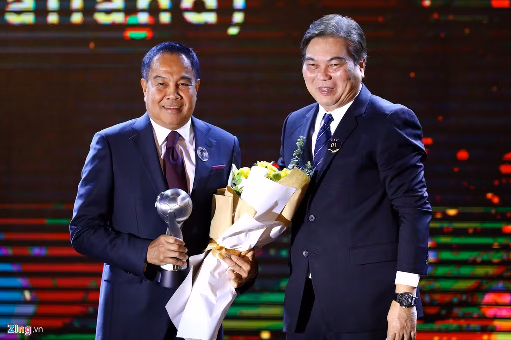 Kình định lớn nhất của bóng đá Việt Nam ở khu vực là Thái Lan vẫn rất đáng gờm khi thâu tóm 9 danh hiệu, trong đó chỉ có 2 tới từ đội hình tiêu biểu. Chủ tịch Hiệp hội Bóng đá Thái Lan Somyos Pumpanmuang (trái) liên tục lên bục nhận thưởng cho người Thái.