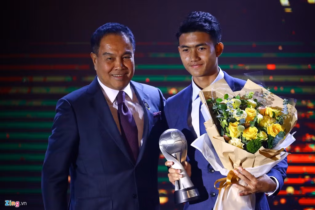 Người Thái cũng giành danh hiệu quan trọng còn lại của bóng đá nam là cầu thủ trẻ hay nhất nhờ công Suphanat Mueanta (phải). Mùa 2019, chàng trai 17 tuổi ghi 8 bàn ở Thai League và trở thành hy vọng mới của đội tuyển xứ chùa Vàng.