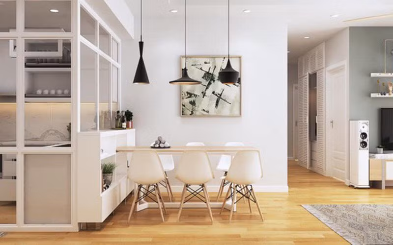 Bàn ăn nhỏ nổi bật hơn với hệ thống đèn cầu kì.