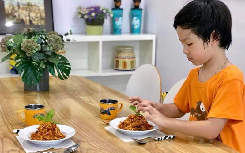 Tuy nhiên bếp mới là nơi Đan Lê có vẻ thích nhất trong căn hộ. Nơi đây không chỉ Đan Lê mới trổ tài nội trợ mà cả con trai cô cũng thể hiện khả năng làm bếp của mình.