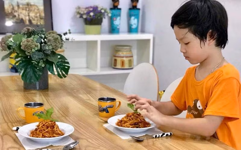 Tuy nhiên bếp mới là nơi Đan Lê có vẻ thích nhất trong căn hộ. Nơi đây không chỉ Đan Lê mới trổ tài nội trợ mà cả con trai cô cũng thể hiện khả năng làm bếp của mình.