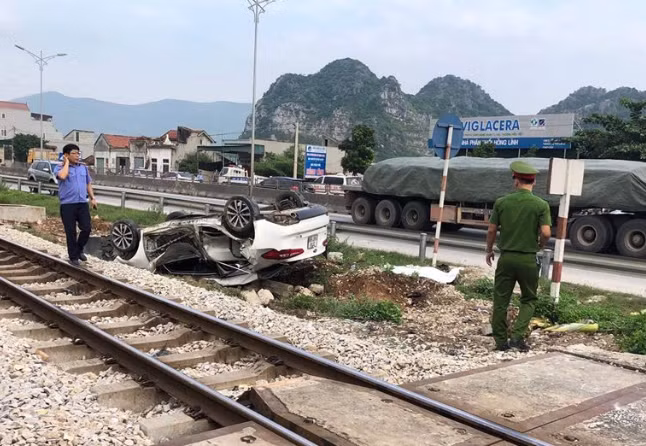 Khi xảy ra vụ tai nạn, lực lượng chức năng đã có mặt tại hiện trường, điều tiết giao thông và điều tra nguyên nhân xảy ra vụ việc.