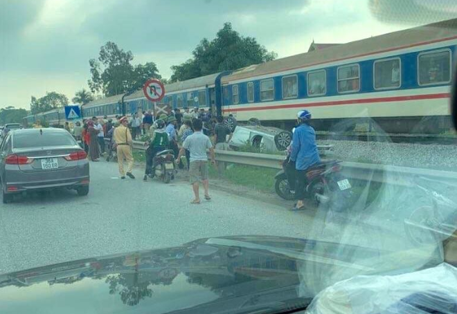 Nhiều người hiếu kỳ tập trung xung quan hiện trường tai nạn.