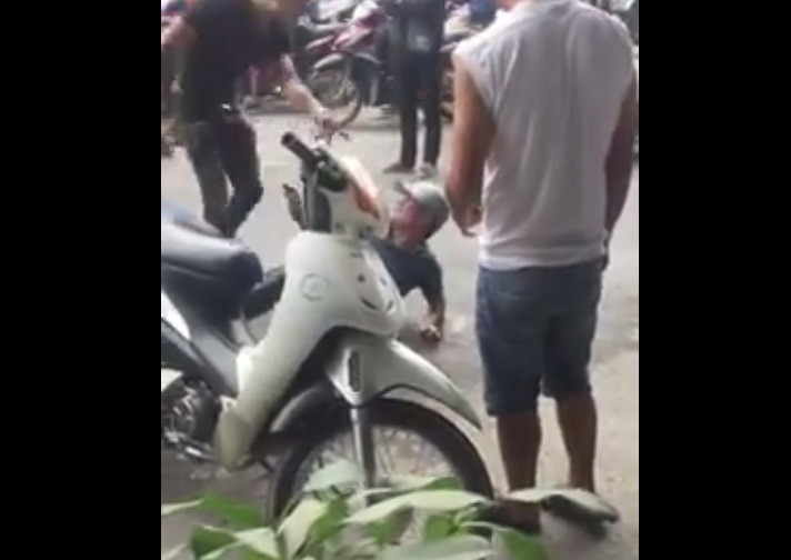 Nam thanh niên vật ngã đối tượng ra đường.