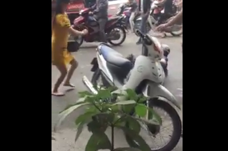 Sau khi xảy ra vụ việc, nạn nhân bị chém nhiều nhát dẫn đến thương tích đã được người dân hỗ trợ đưa đi bệnh viện cấp cứu. Còn nghi phạm gây án đã bị lực lượng công an khống chế ngay sau đó.