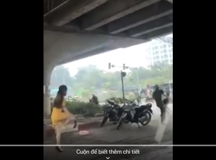 Chưa chịu dừng lại, người đàn ông này tiếp tục dùng dao truy sát một cô gái khác đứng cạnh đó và đâm chém liên tiếp khiến nhiều người dân sợ hãi bỏ chạy. Còn cô gái áo vàng bị chém hụt không bỏ chạy mà tháo guốc, đuổi theo gã đàn ông cầm dao.