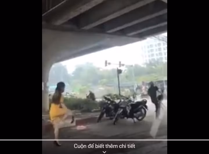 Chưa chịu dừng lại, người đàn ông này tiếp tục dùng dao truy sát một cô gái khác đứng cạnh đó và đâm chém liên tiếp khiến nhiều người dân sợ hãi bỏ chạy. Còn cô gái áo vàng bị chém hụt không bỏ chạy mà tháo guốc, đuổi theo gã đàn ông cầm dao.