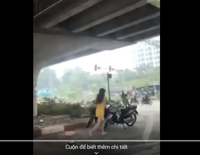 Cô gái xách guốc đuổi theo người cầm dao chém mình.