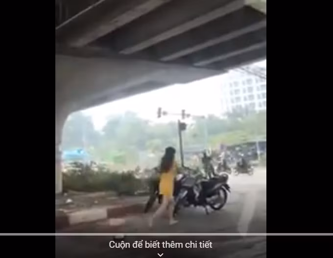 Cô gái xách guốc đuổi theo người cầm dao chém mình.