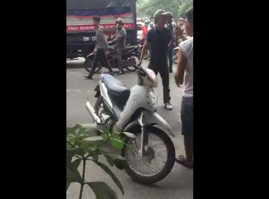 Sau khi chém cô gái đi cùng người phụ nữ mặc váy vàng, gã thanh niên cầm dao bị người dân can ngăn. Lúc này, xuất hiện một thanh niên khác lao vào khống chế đối tượng.