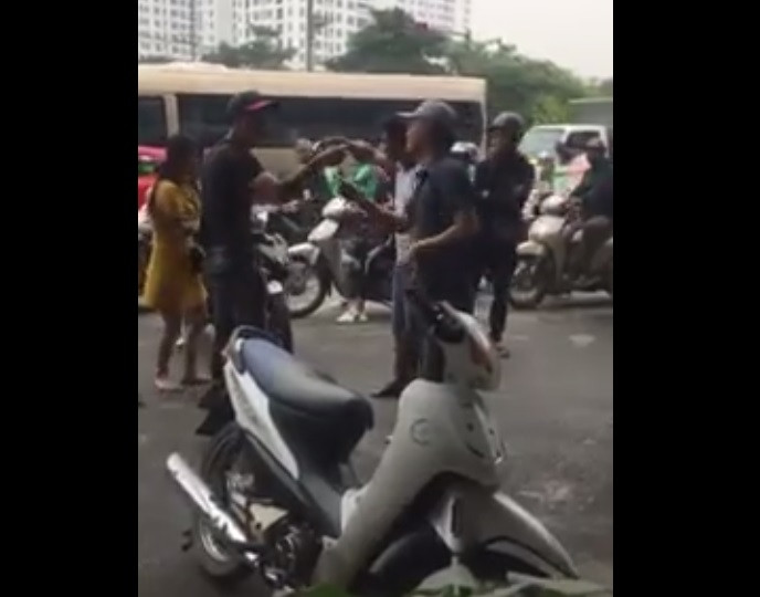 Chiều cùng ngày, Trưởng công an xã Thanh Liệt cho biết, đơn vị đã nắm được thông tin, nguyên nhân người đàn ông dùng dao đuổi chém 2 cô gái trẻ tại khu vực cầu Dậu đang được cơ quan công an điều tra, làm rõ.