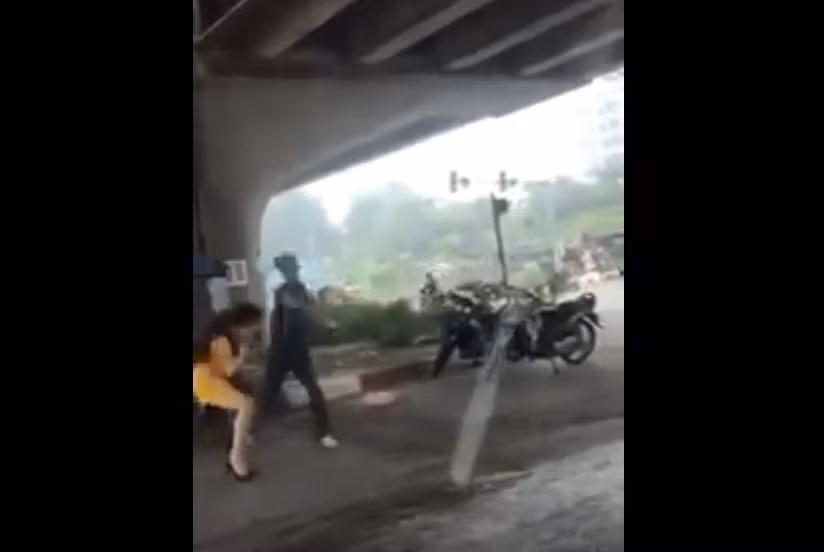 Theo đó, trưa cùng ngày (13/11), trên mang xã hội Facebook đã lan truyền hình ảnh và clip ghi lại cảnh một người đàn ông dùng dao truy sát 2 cô gáitại khu vực cầu Dậu, đoạn giáp ranh giữa phường Đại Kim (quận Hoàng Mai) và xã Thanh Liệt (huyện Thanh Trì) Hà Nội. (Trong ảnh: Người đàn ông vung dao chém cô gái, rất may cô kịp ngồi xuống tránh nhát dao)