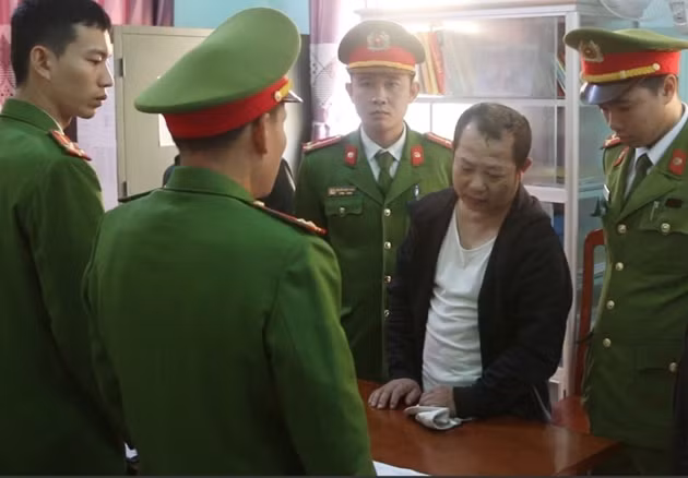 Lo dien ong trum dung sau 2 dong mai dam cuc khung o Quang Binh