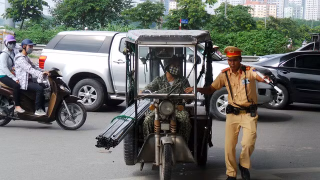 Hinh anh xe ba banh cong kenh nhu nay sap bien mat o Ha Noi