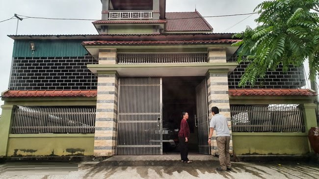 Co ngoi be the cua cap vo chong dua nguoi di lao dong 'chui'