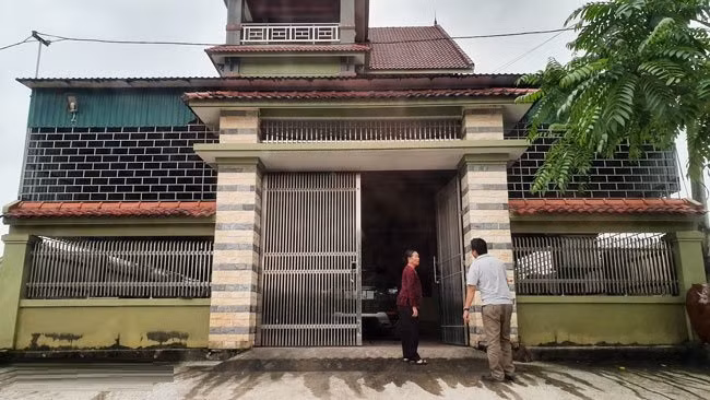 Co ngoi be the cua cap vo chong dua nguoi di lao dong 'chui'