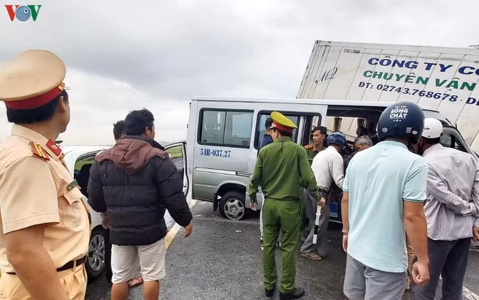 Sau khi vụ tai nạn xảy ra, lực lượng chức năng đã đến hiện trường điều tra nguyên nhân xảy ra vụ việc. (Ảnh: VOV)