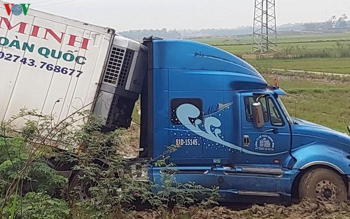 Tại hiện trường, đầu chiếc xe container lao xuống ruộng. (Ảnh: VOV)