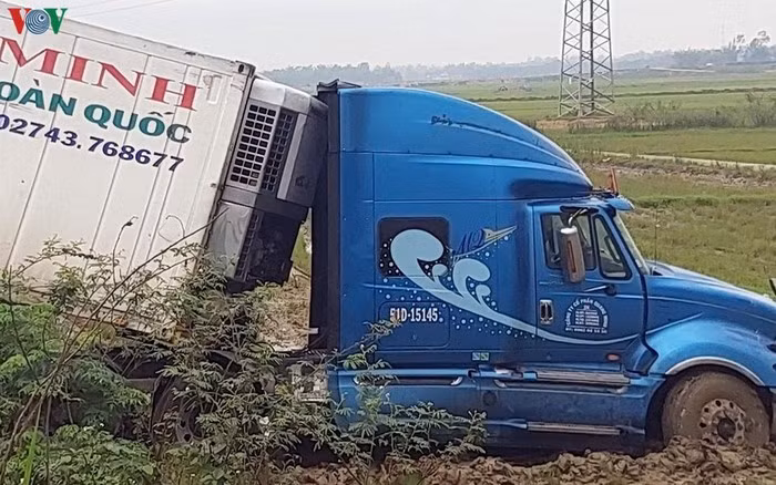 Tại hiện trường, đầu chiếc xe container lao xuống ruộng. (Ảnh: VOV)