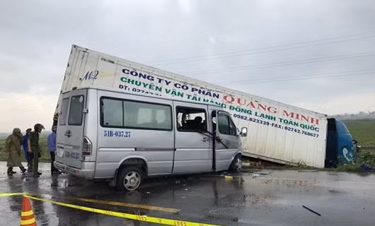 Theo thông tin ban đầu, khoảng 7h sáng 24/11, trên km 1078+900 tuyến Quốc lộ 1, đoạn qua đường tránh huyện Mộ Đức (Quảng Ngãi) xảy ra một vụ tai nạn giao thông va chạm giữa xe container và một xe khách 16 chỗ khiến 2 người tử vong và nhiều người bị thương nặng. (Ảnh: Kinhtedothi)