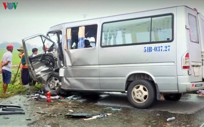Cụ thể, vào thời điể, trên, chiếc xe conterner mang BKS: 51D-15145 kéo theo rơ moóc mang BKS: 51R-09810 chạy trên tuyến đường tránh Mộ Đức theo hướng Bắc – Nam, khi đến đoạn đường trên thì bất ngờ tông trực diện với xe khách 16 chỗ mang BKS 51B-03727 đang chạy ngược chiều. (Ảnh: VOV)