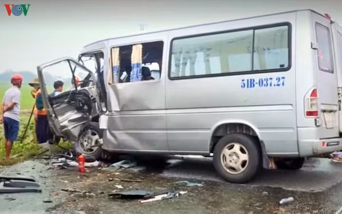 Cụ thể, vào thời điể, trên, chiếc xe conterner mang BKS: 51D-15145 kéo theo rơ moóc mang BKS: 51R-09810 chạy trên tuyến đường tránh Mộ Đức theo hướng Bắc – Nam, khi đến đoạn đường trên thì bất ngờ tông trực diện với xe khách 16 chỗ mang BKS 51B-03727 đang chạy ngược chiều. (Ảnh: VOV)