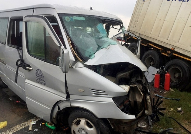 Đầu chiếc xe khách 16 chỗ bị hư hỏng nặng, có nhiều mảnh vỡ văng ra xung quanh hiện trường. (Ảnh: Baovephapluat)