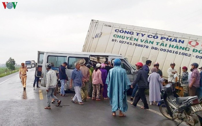 Vụ tai nạn khiến nhiều người hiếu kỳ ra xem hiện trường. (Ảnh: VOV)