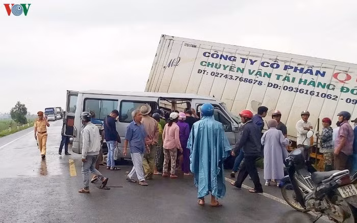 Vụ tai nạn khiến nhiều người hiếu kỳ ra xem hiện trường. (Ảnh: VOV)