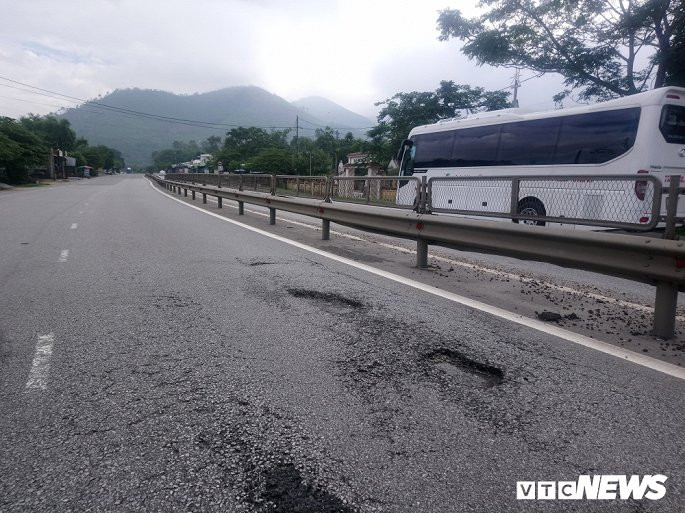Được biết, các đoạn đường bị hư hỏng thuộc 3 dự án đầu tư nâng cấp mở rộng quốc lộ 1A đoạn qua tỉnh Thừa Thiên – Huế.
