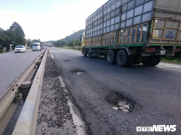 Cụ thể, đoạn hư hỏng từ trạm thu phí Phú Bài (thị xã Hương Thủy) đến ngã ba La Sơn (xã Lộc Sơn) do Công ty TNHH Trùng Phương (trụ sở TP Đà Nẵng) đầu tư theo hình thức BOT và đang thu phí tại trạm thu phí Phú Bài. Hầm Phước Tượng dài 357m do Công ty Cổ phần BOT Phước Tượng – Phú Gia đầu tư theo hình thức BOT và thu phí tại trạm thu phí Bắc Hải Vân.