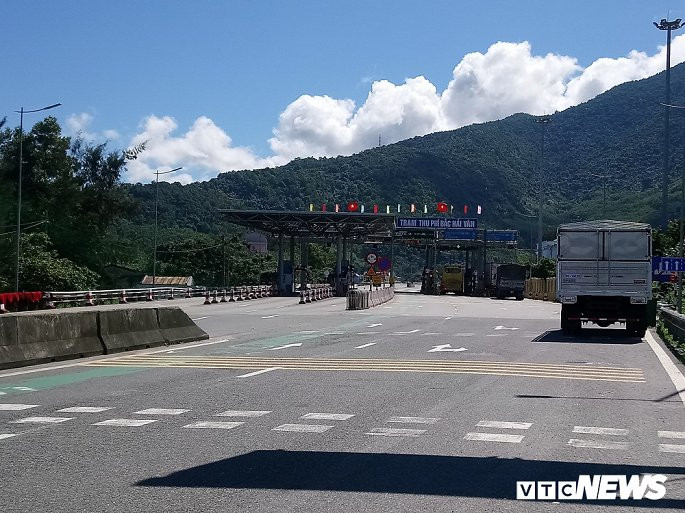 Việc trạm thu phí Bắc Hải Vân thu phí đều nhưng đường, hầm thì vẫn cứ hỏng, nhan nhản ổ gà khiến cánh lái xe, người dân rất bức xúc và lo lắng.
