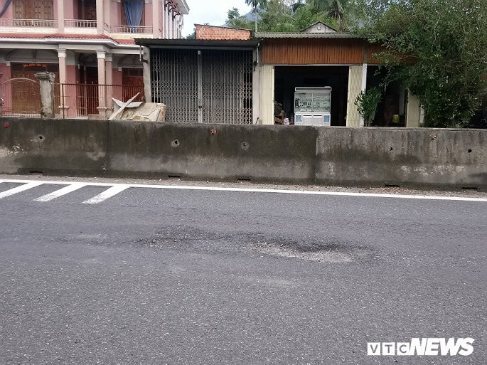 Ghi nhận của PV từ trạm thu phí Phú Bài (thị xã Hương Thủy) đến trạm thu phí Bắc Hải Vân (thị trấn Lăng Cô, huyện Phú Lộc, tỉnh Thừa Thiên – Huế), nhiều đoạn đường hư hỏng nặng, những ổ voi, ổ gà, vết hằn lún sâu xuất hiện nhiều trên mặt đường.
