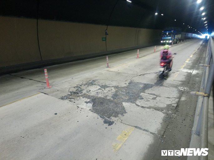 Mặt đường bên trong hầm Phước Tượng xuất hiện nứt gãy, lún bê tông đủ kích cỡ nhiều chỗ.