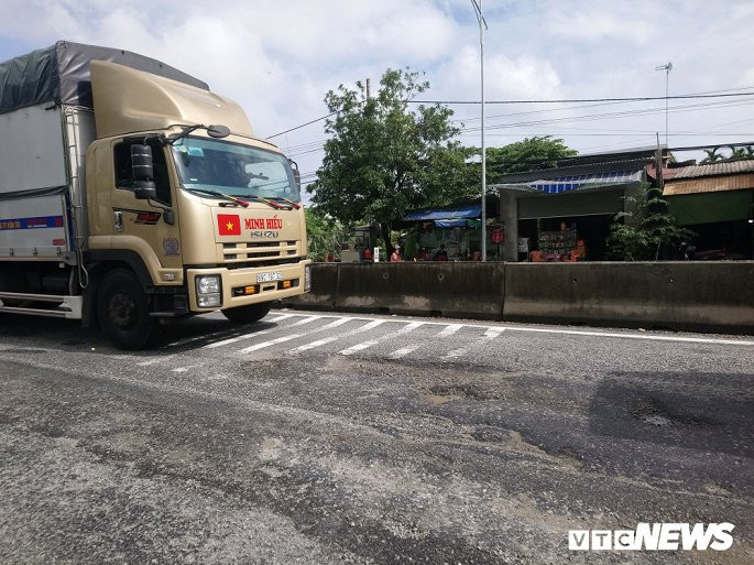 Điều này khiến các phương tiện tham gia giao thông gặp khó khăn và tiềm ẩn nguy cơ xảy ra tai nạn.